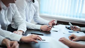 Românii sunt campioni la muncă, codași la salarii! O statistică Eurostat arată că petrecem mai mult la serviciu decât acasă